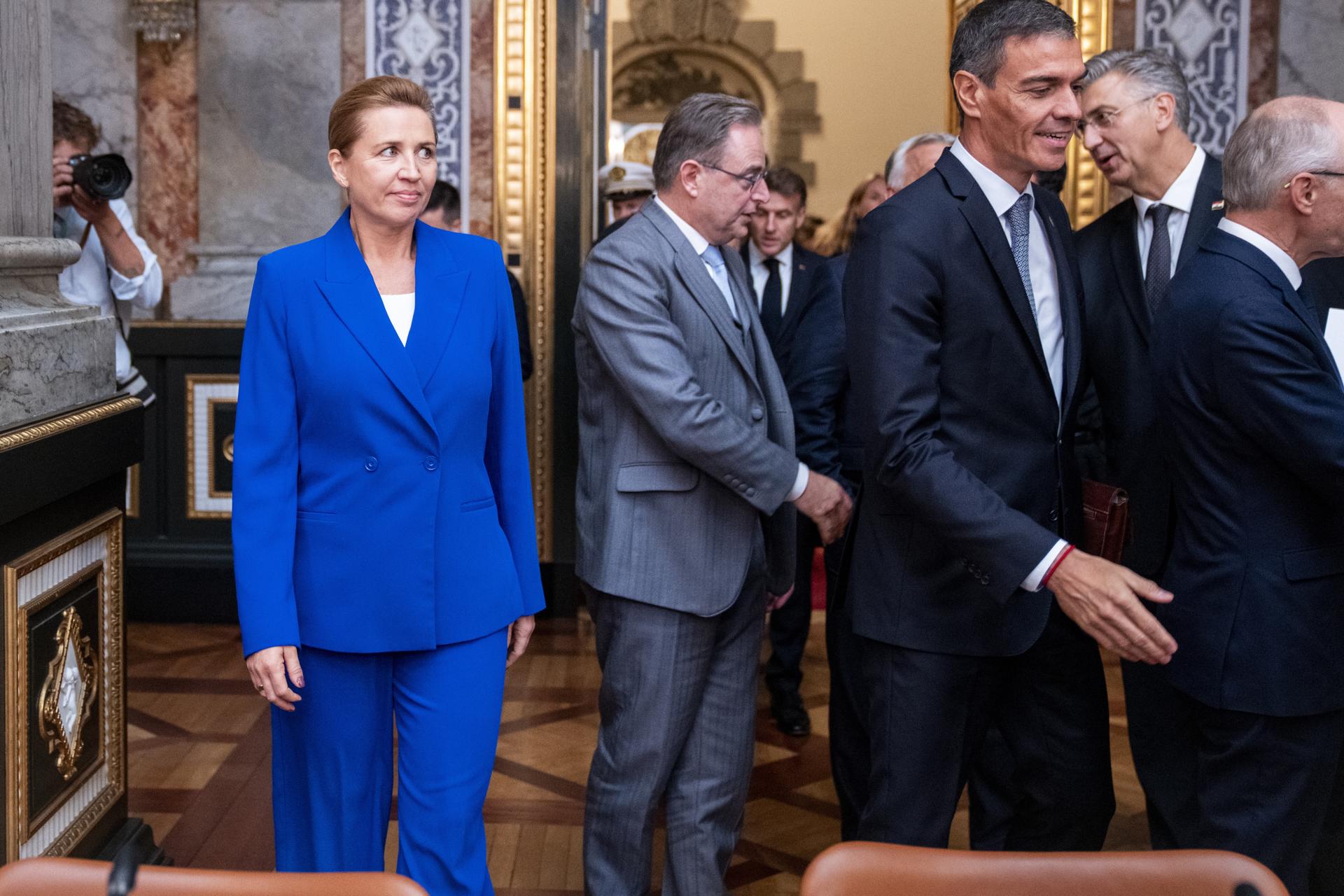 (L-R) La primera ministra de Dinamarca Mette Frederiksen, el primer ministro de Bélgica Bart De Wever y el primer ministro de España Pedro Sánchez asisten a una reunión informal de los jefes de Estado y de gobierno de la UE en el Castillo de Christiansborg en Copenhague, Dinamarca, 01 de octubre de 2025. (Bélgica, Dinamarca, España, Copenhague) EFE/EPA/IDA MARIE ODGAARD DENMARK OUT
