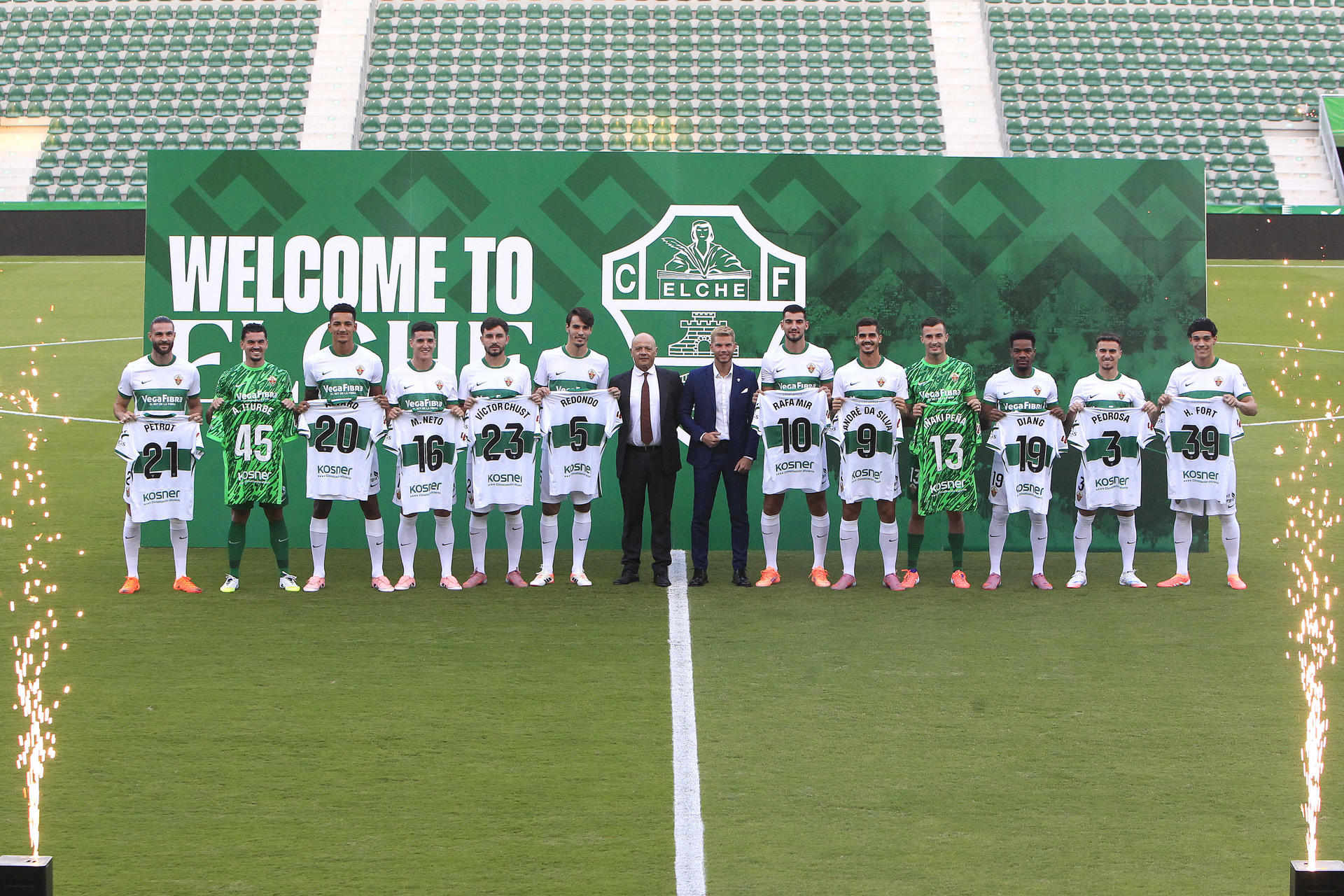El presidente del Elche C.F., Joaquín Buitrago y el director general, Pedro Schinocca, durante el acto de presentación que han celebrado hoy miércoles en el estadio Martínez Valero, de los nuevos jugadores que se han incorporado esta temporada en el equipo ilicitano. EFE / Morell.