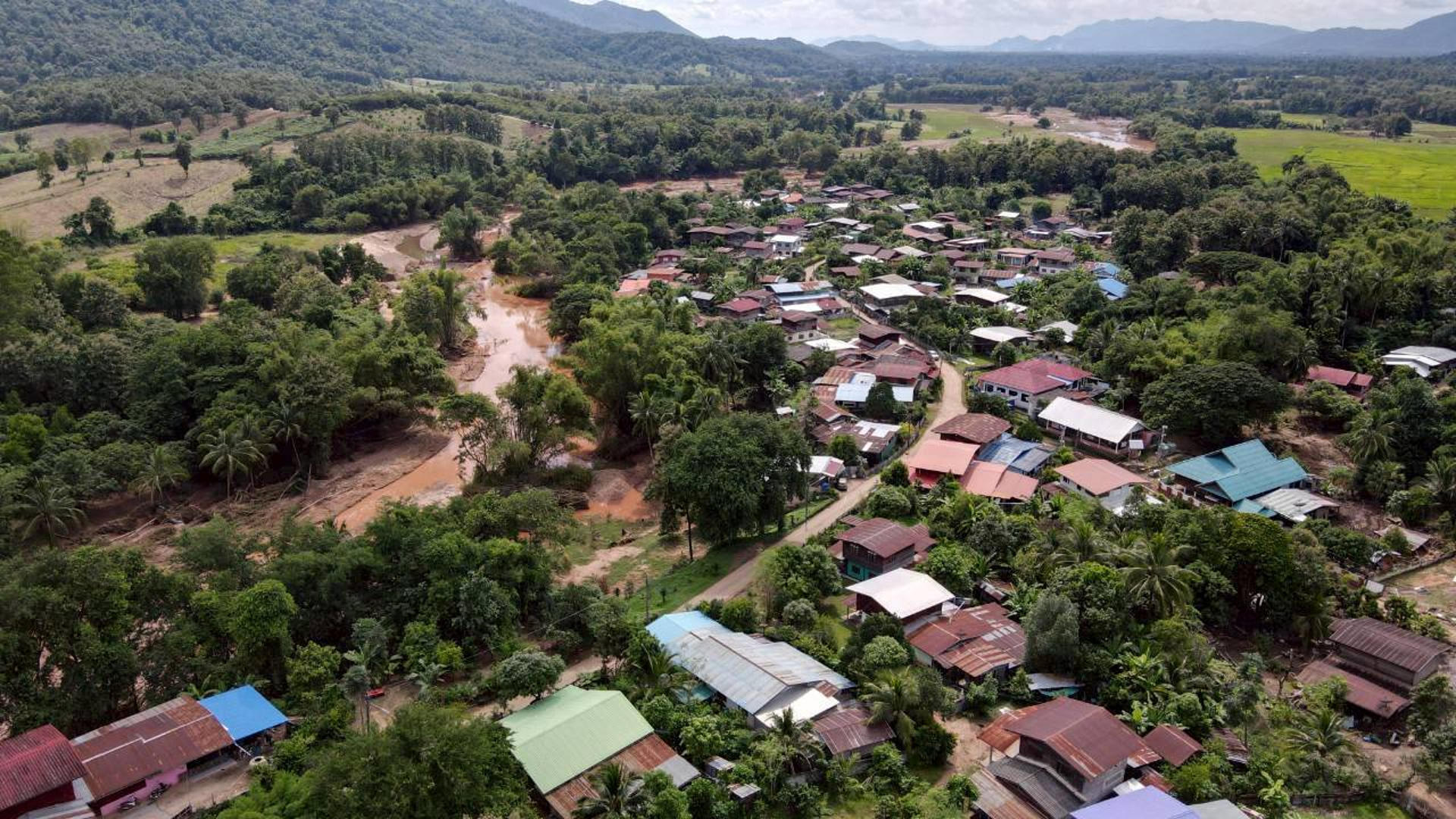 UTTARADIT (TAILANDIA), 07/10/2025.- Al menos 22 personas han perdido la vida en Tailandia a raíz de las inundaciones registradas en una veintena de provincias del centro, norte y nororeste del país, que afectan a casi 370.000 personas, informan este martes las autoridades. EFE/ Oficina de relaciones públicas de la provincia de Uttaradit SOLO USO EDITORIAL/SOLO DISPONIBLE PARA ILUSTRAR LA NOTICIA QUE ACOMPAÑA (CRÉDITO OBLIGATORIO)
