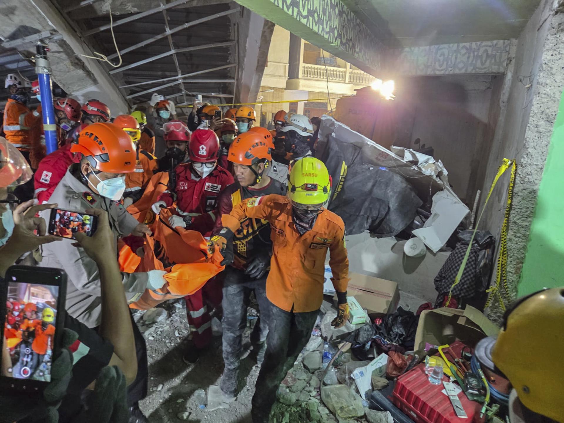 Los equipos de emergencia transporta el cadáver de una víctima del derrumbe de un internado en Indonesia.
EFE/EPA/BASARNAS / HANDOUT BEST QUALITY AVAILABLEHANDOUT EDITORIAL USE ONLY/NO SALES
