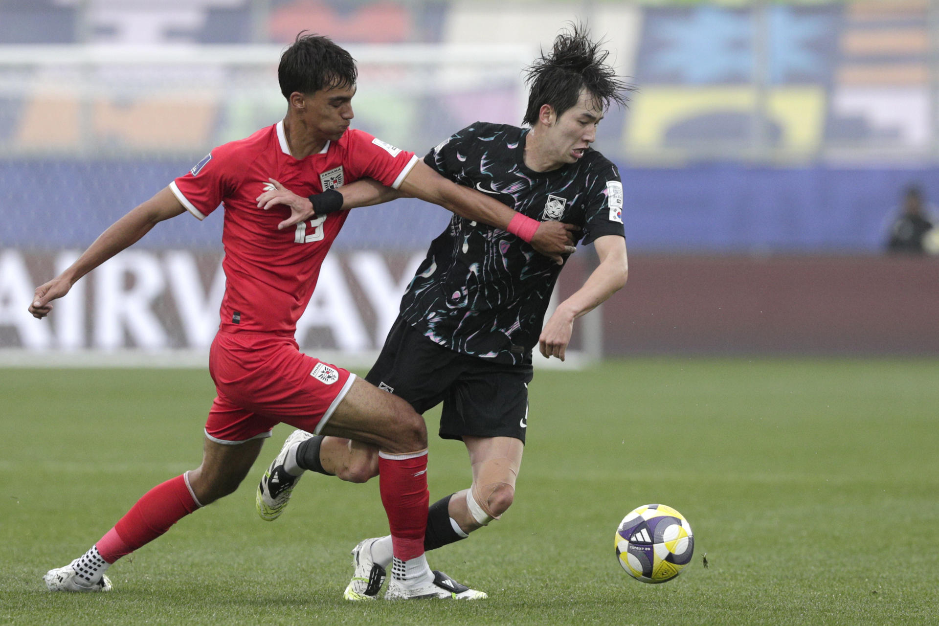 Martín Krug (i) de Panamá disputa el balón con Ma-Ho Chung de Corea del Sur este viernes en un partido del Grupo B de la Copa Mundial Sub-20 en el estadio Elías Figueroa Brander, en Valparaíso (Chile). EFE/ Adriana Thomasa
