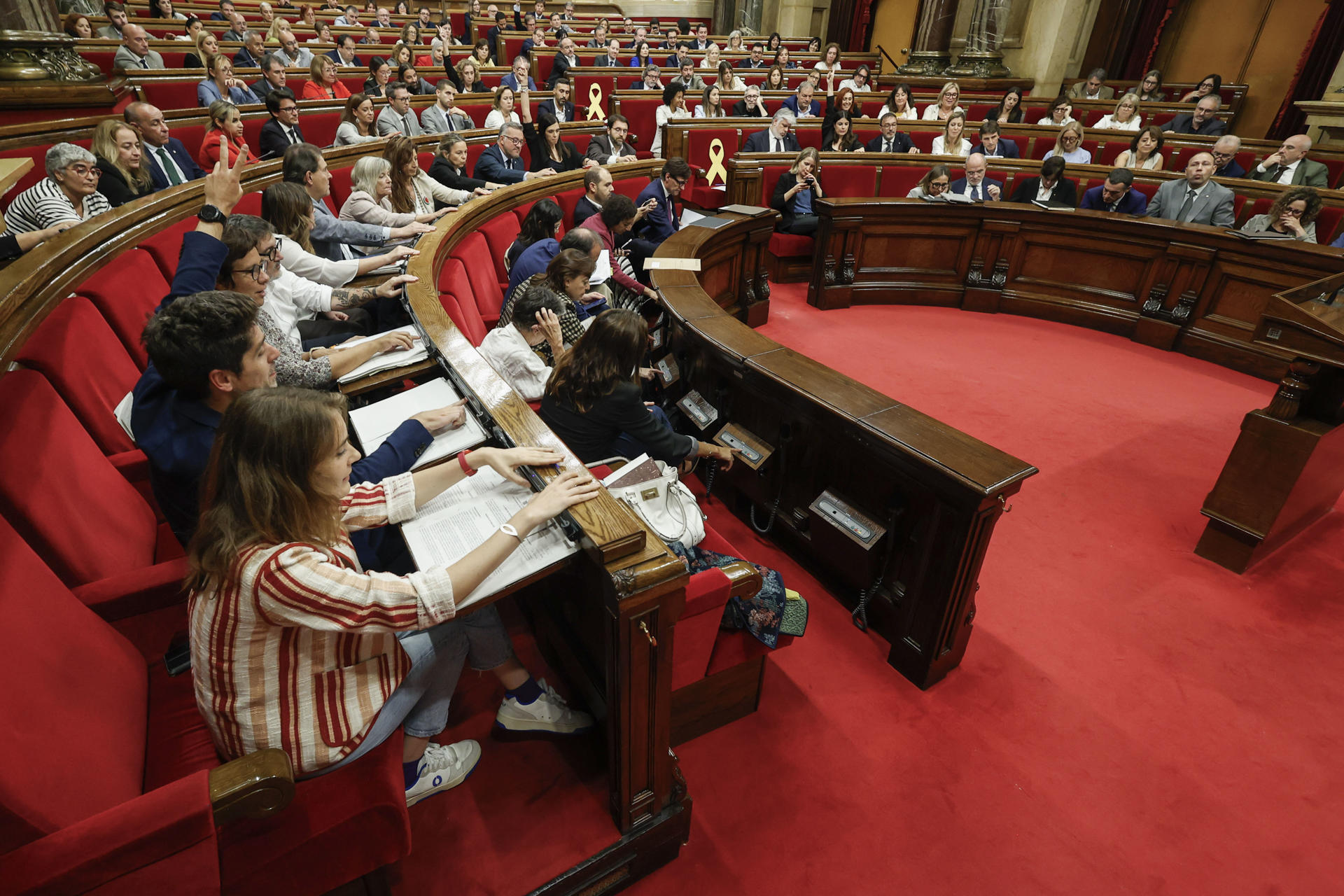 La lider de los Comuns, Jessica Albiach (izda), durante la votación de las propuestas de resolución presentadas por los grupos parlamentarios a raíz del debate de política general, unas votaciones en las que el PSC pone a prueba la solidez de sus relaciones con sus socios de investidura, ERC y Comuns. EFE/Quique García