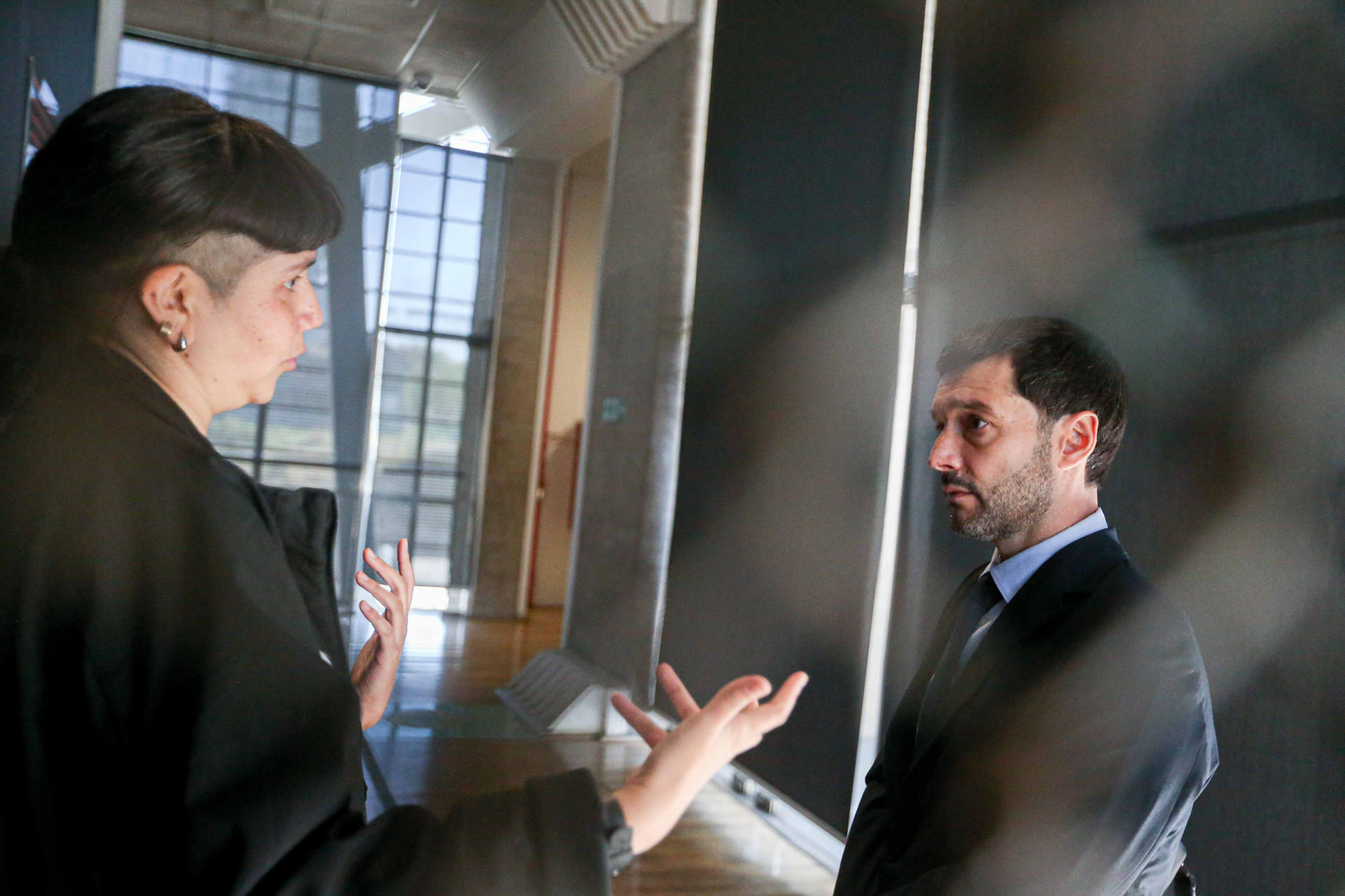 El ministro de Derechos Sociales, Consumo y Agenda 2030 del Gobierno de España, Pablo Bustinduy (d), visita el Museo de la Memoria y los Derechos Humanos este martes, en Santiago (Chile). EFE/ Ailen Díaz