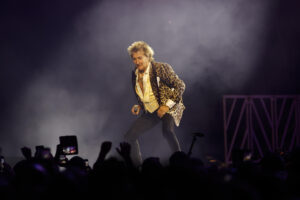 Imagen de archivo del músico británico Rod Stewart durante un concierto en A Coruña en 2024.- EFE/ Kiko Delgado