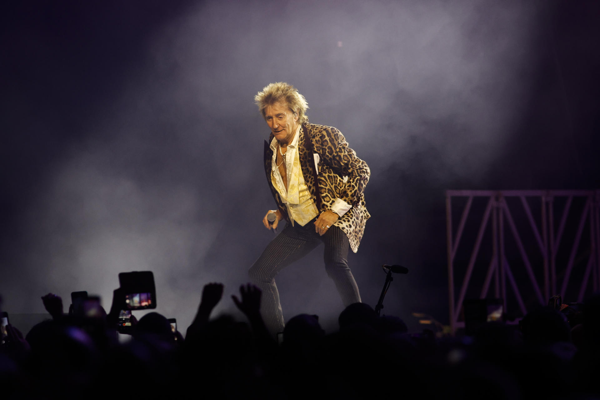 Imagen de archivo del músico británico Rod Stewart durante un concierto en A Coruña en 2024.- EFE/ Kiko Delgado
