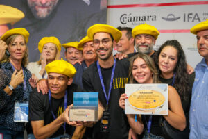Representantes del restaurante La Falda, del barrio de Chamberí (Madrid), celebran su primer puesto en el XVIII Campeonato de España de tortilla de patatas. Veinte cocineros de Galicia, Cantabria, La Rioja, Madrid, País Vasco, Castilla y León, Extremadura y la Comunidad Valenciana se disputan el XVIII Campeonato de Tortilla de Patatas-trofeo Tescoma, uno de los principales hitos de la feria Alicante Gastronómica. EFE/ Pablo Miranzo