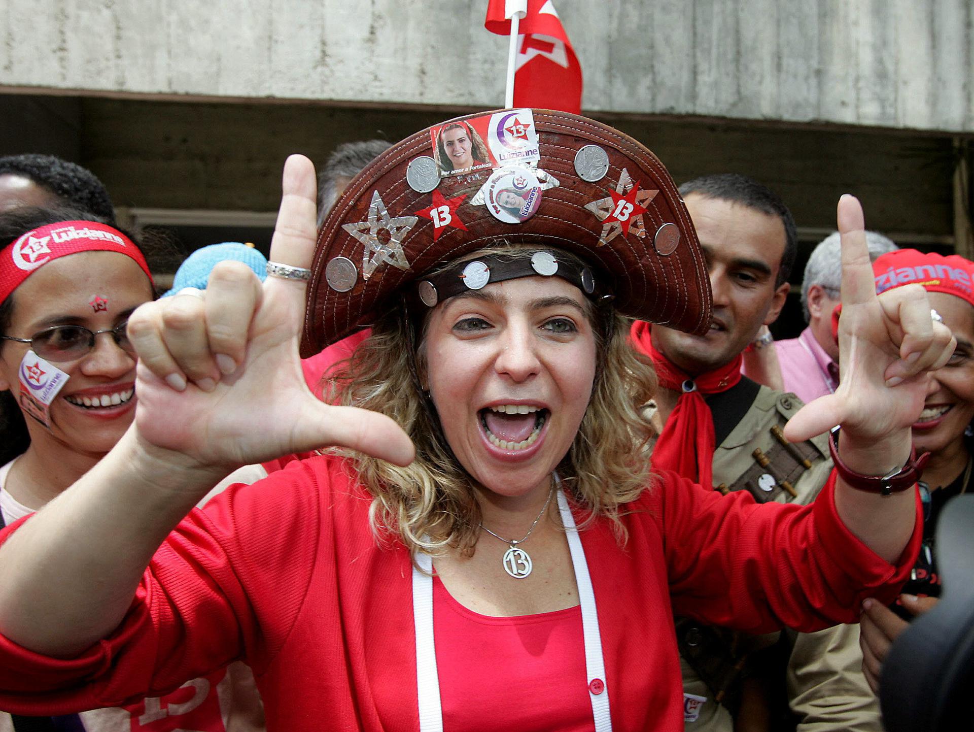 Fotografía de archivo de la diputada brasileña Luizianne Lins (c), en Fortaleza (Brasil). EFE/Jarbas Oliveira.