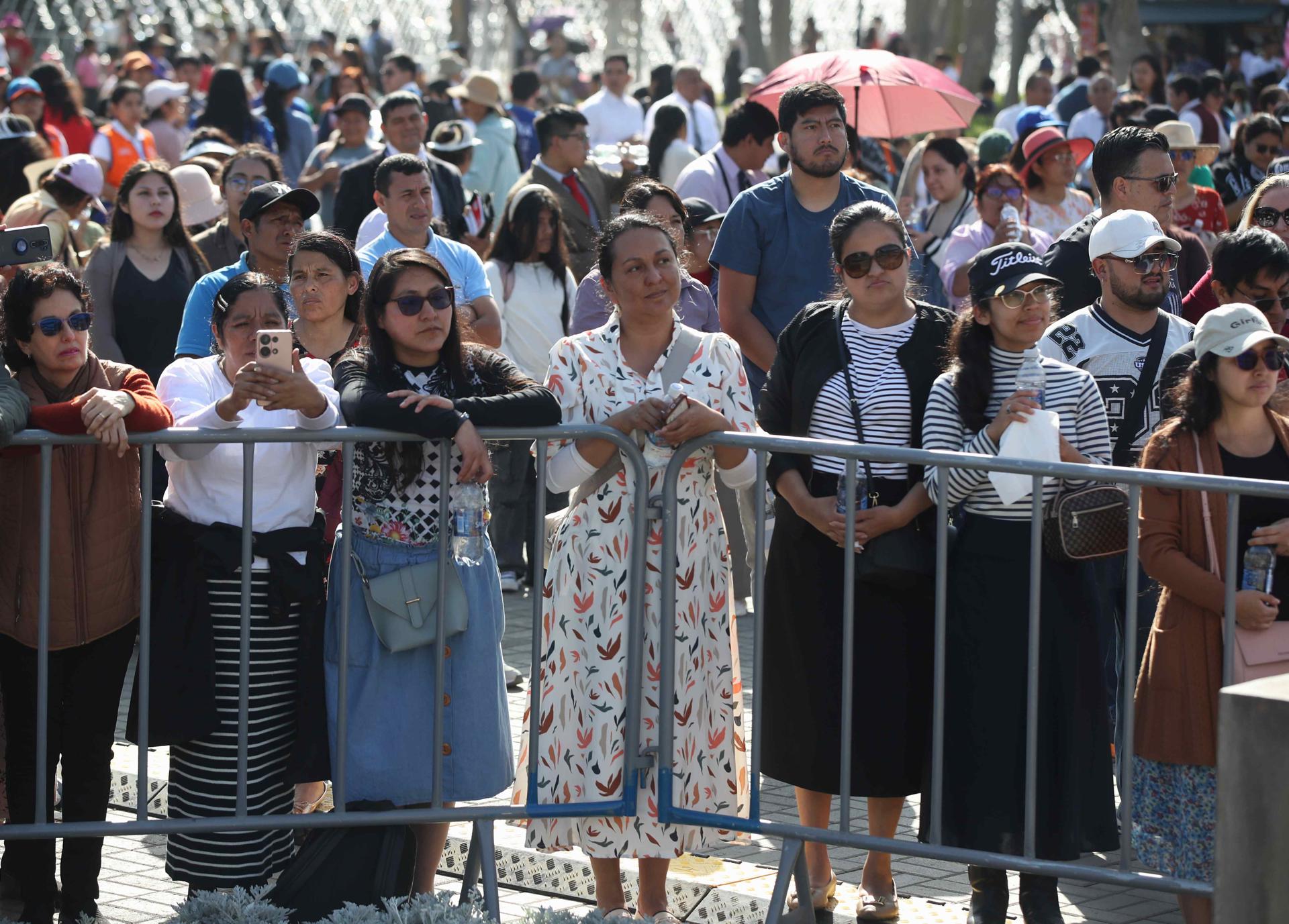 Personas asisten a un homenaje a Charlie Kirk este sábado, en Lima (Perú). EFE/ Paolo Aguilar
