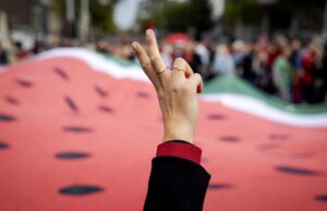 Bruselas, 5 oct (EFE).- Una marea de personas vestidas de rojo llenó este domingo las calles de Ámsterdam para exigir al Gobierno neerlandés "medidas concretas para detener el genocidio israelí y la ocupación de Palestina".EFE/EPA/KOEN VAN WEEL