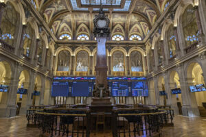 La Bolsa española ha subido el 0,57 % este viernes y ha conquistado otro máximo anual cerca de 15.600 puntos animada por el avance de Wall Street, según datos del mercado. El índice de referencia de la Bolsa española ha ganado 88,9 puntos, ese 0,57 %, hasta 15.585,1 puntos, nuevo máximo anual de cierre y nivel de diciembre de 2007. En la semana sube el 1,53 % y en el año se revaloriza el 34,41 %. EFE/ Vega Alonso