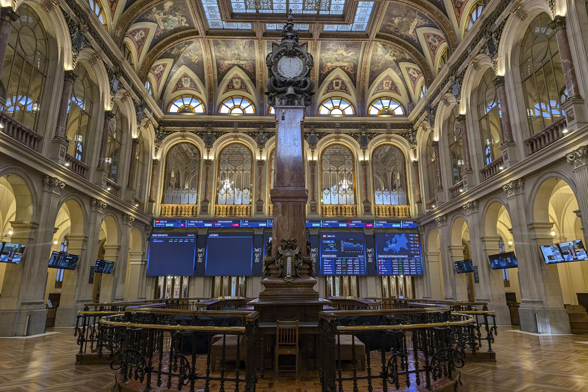 La Bolsa española ha subido el 0,57 % este viernes y ha conquistado otro máximo anual cerca de 15.600 puntos animada por el avance de Wall Street, según datos del mercado. El índice de referencia de la Bolsa española ha ganado 88,9 puntos, ese 0,57 %, hasta 15.585,1 puntos, nuevo máximo anual de cierre y nivel de diciembre de 2007. En la semana sube el 1,53 % y en el año se revaloriza el 34,41 %. EFE/ Vega Alonso