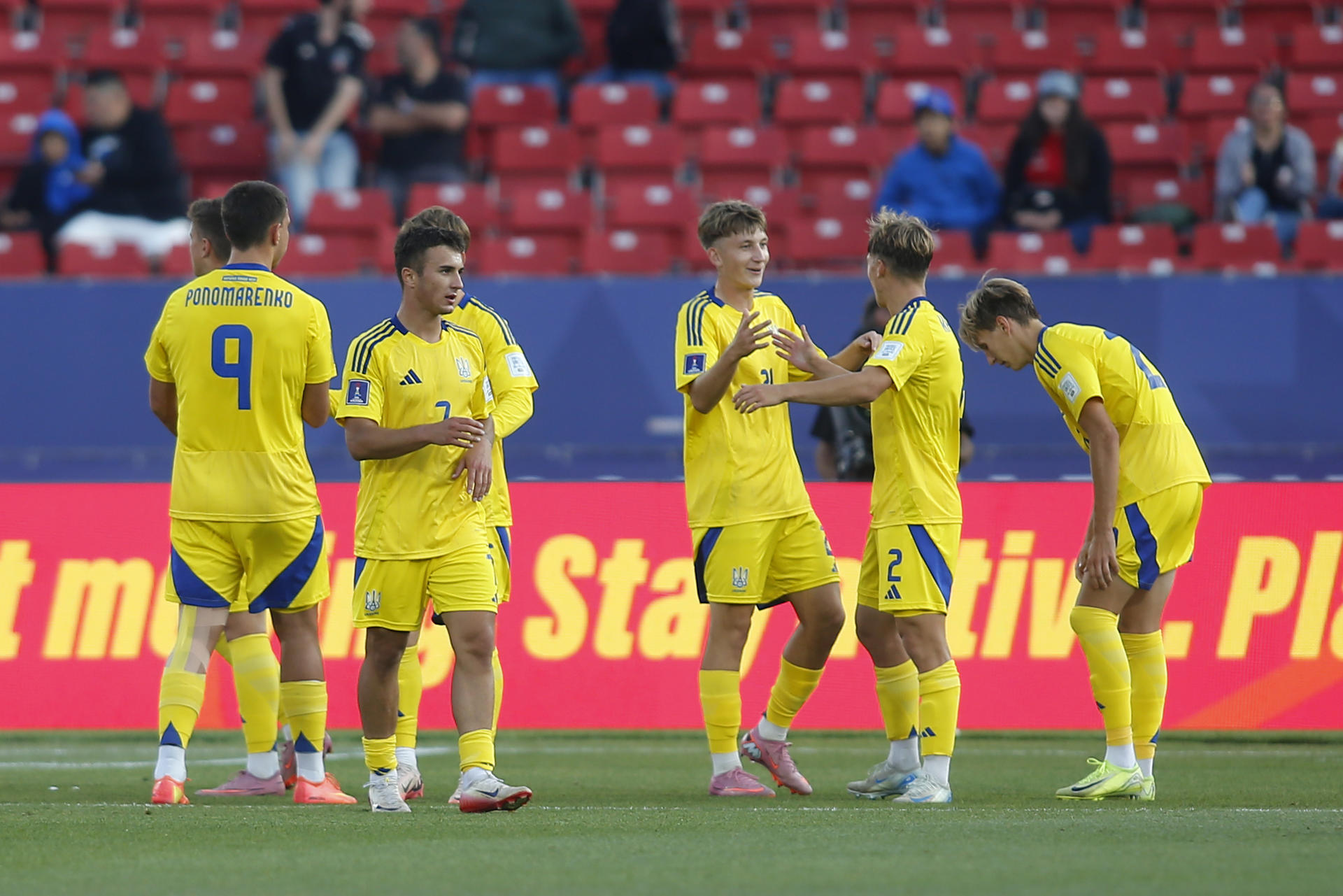Jugadores de Ucrania celebra al finalizar un partido del grupo B de la Copa Mundial Sub-20. EFE/ Esteban Garay