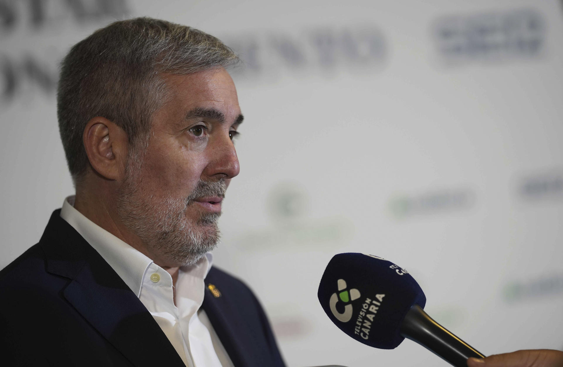 El presidente de Canarias, Fernando Clavijo, atiende a los medios de comunicación antes de comenzar su intervención en el congreso 'Sabiduría y Conocimiento' que abordará en Córdoba temas como la democracia, la geopolítica o la crisis migratoria del 3 al 5 de octubre. EFE/ Rafa Alcaide
