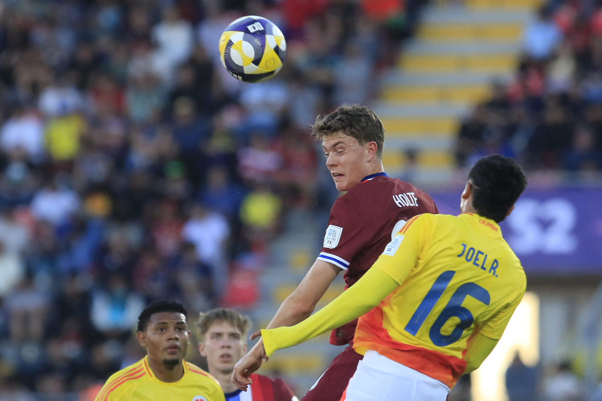 Joel Romero (i) de Colombia disputa el balón con Magnus Holte de Noruega en un partido del grupo F de la Copa Mundial Sub-20. EFE/ Benjamín Hernández