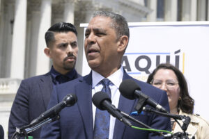 Fotografía de archivo del presidente del Caucus Hispano del Congreso (CHC) de Estados Unidos, Adriano Espaillat (c), durante un acto público, en Washington DC (EE.UU.). EFE/Lenin Nolly