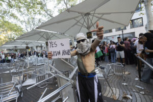 Incidentes tras la concentración en la que unas 70.000 personas se han manifestado este sábado por el centro de Barcelona para pedir el fin del genocidio israelí en Gaza y mostrar su rechazo por el asalto a la Global Sumud Flotilla. EFE/Marta Pérez