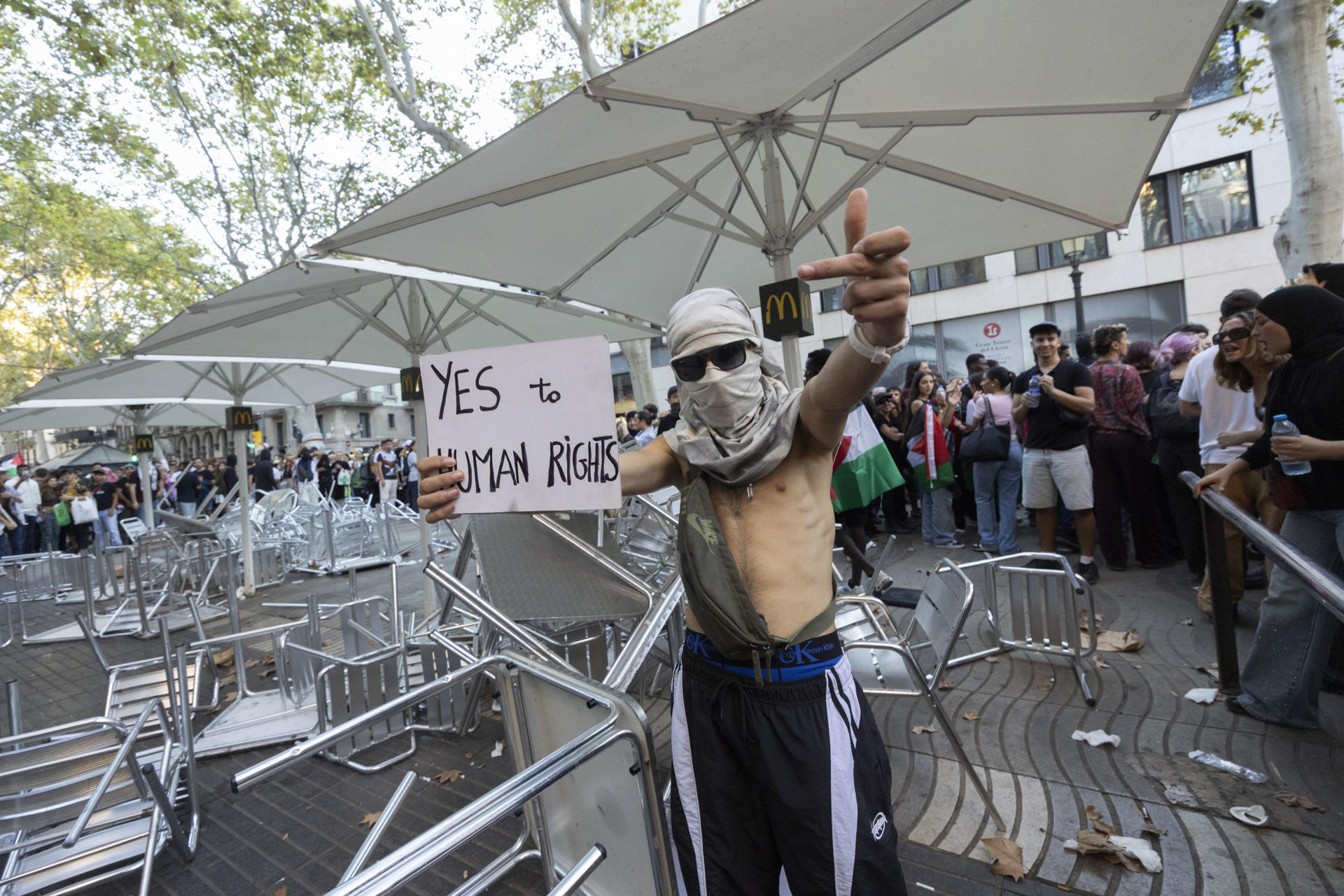 Incidentes tras la concentración en la que unas 70.000 personas se han manifestado este sábado por el centro de Barcelona para pedir el fin del genocidio israelí en Gaza y mostrar su rechazo por el asalto a la Global Sumud Flotilla. EFE/Marta Pérez
