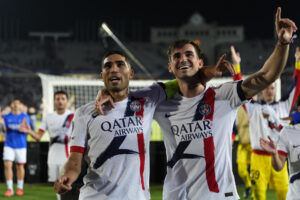 Los jugadores del París Saint-Germain, el marroquí Achraf Hakimi (i) y el español Fabian, celebran su victoria a la finalización del partido de la primera fase de la Liga de Campeones que FC Barcelona y PSG han disputado en el estadio olímpico Lluis Companys. EFE/Siu Wu.
