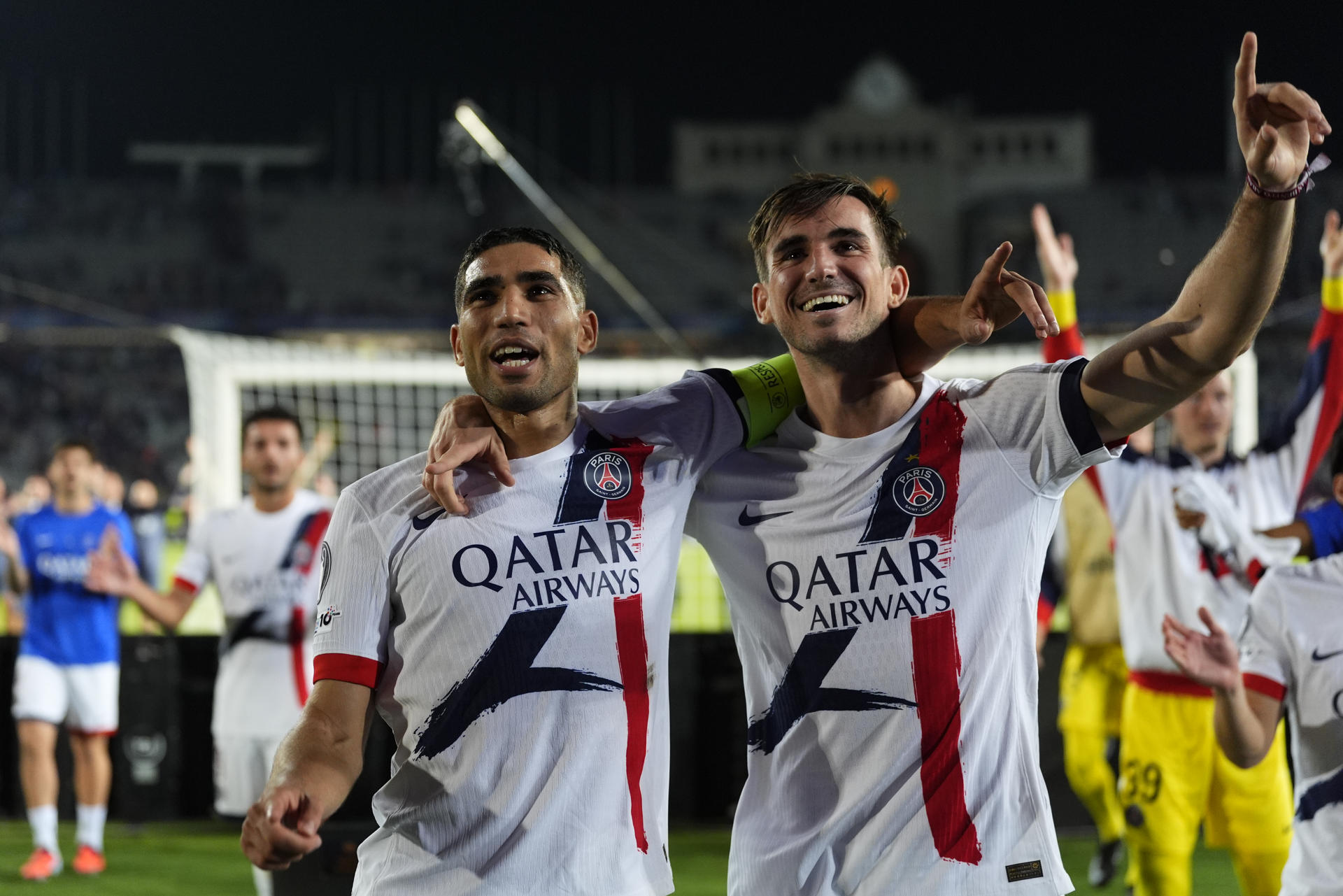 Los jugadores del París Saint-Germain, el marroquí Achraf Hakimi (i) y el español Fabian, celebran su victoria a la finalización del partido de la primera fase de la Liga de Campeones que FC Barcelona y PSG han disputado en el estadio olímpico Lluis Companys. EFE/Siu Wu.