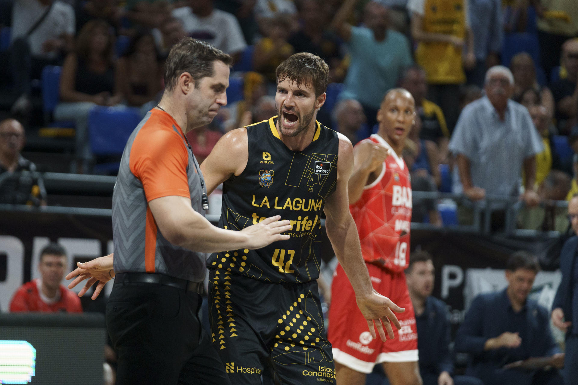 -El ala-pívot del La Laguna Tenerife, Aaron Doornekamp (c) se dirige a uno de los árbitros, durante el partido de la jornada 1 de la Liga Endesa que se celebró en el pabellón Santiago Martín de La Laguna (Tenerife).- EFE/Ramón de la Rocha
