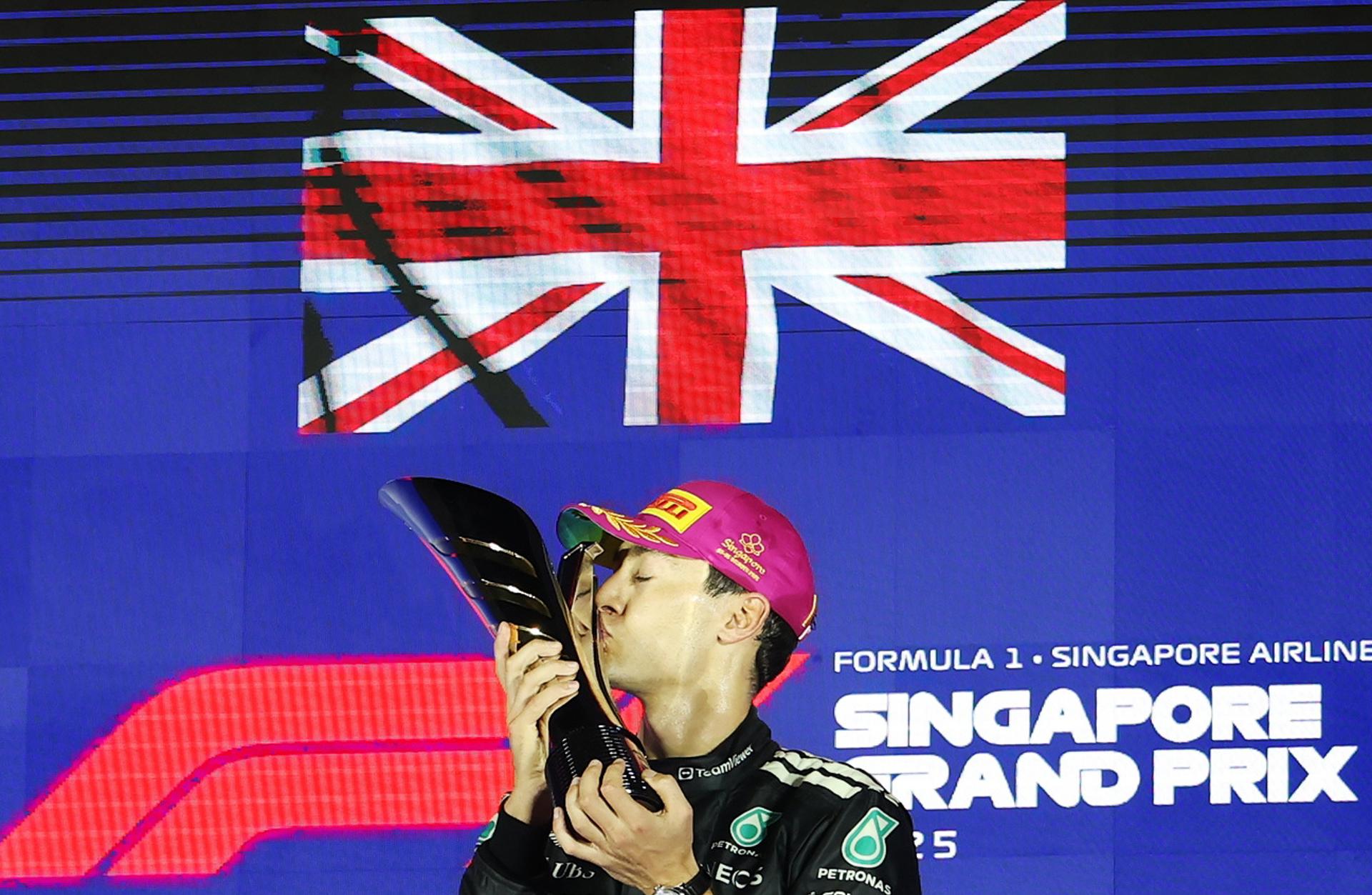 El inglés George Russell (Mercedes) en el Gran Premio de Singapur, el decimoctavo del Mundial de Fórmula Uno. EFE/EPA/FAZRY ISMAIL