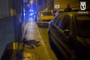 Captura de un video de Emergencias 112 Madrid, del lugar donde una mujer de 51 años ha resultado herida grave en la madrugada de este sábado en el distrito de Usera tras recibir varias puñaladas en el cuello. La agresión, que investiga Policía Nacional, ha tenido lugar poco antes de las dos de la madrugada, a la altura del número 52 de la calle Santuario. EFE/EMERGENCIAS 112 MADRID  -SOLO USO EDITORIAL/SOLO DISPONIBLE PARA ILUSTRAR LA NOTICIA QUE ACOMPAÑA (CRÉDITO OBLIGATORIO)-