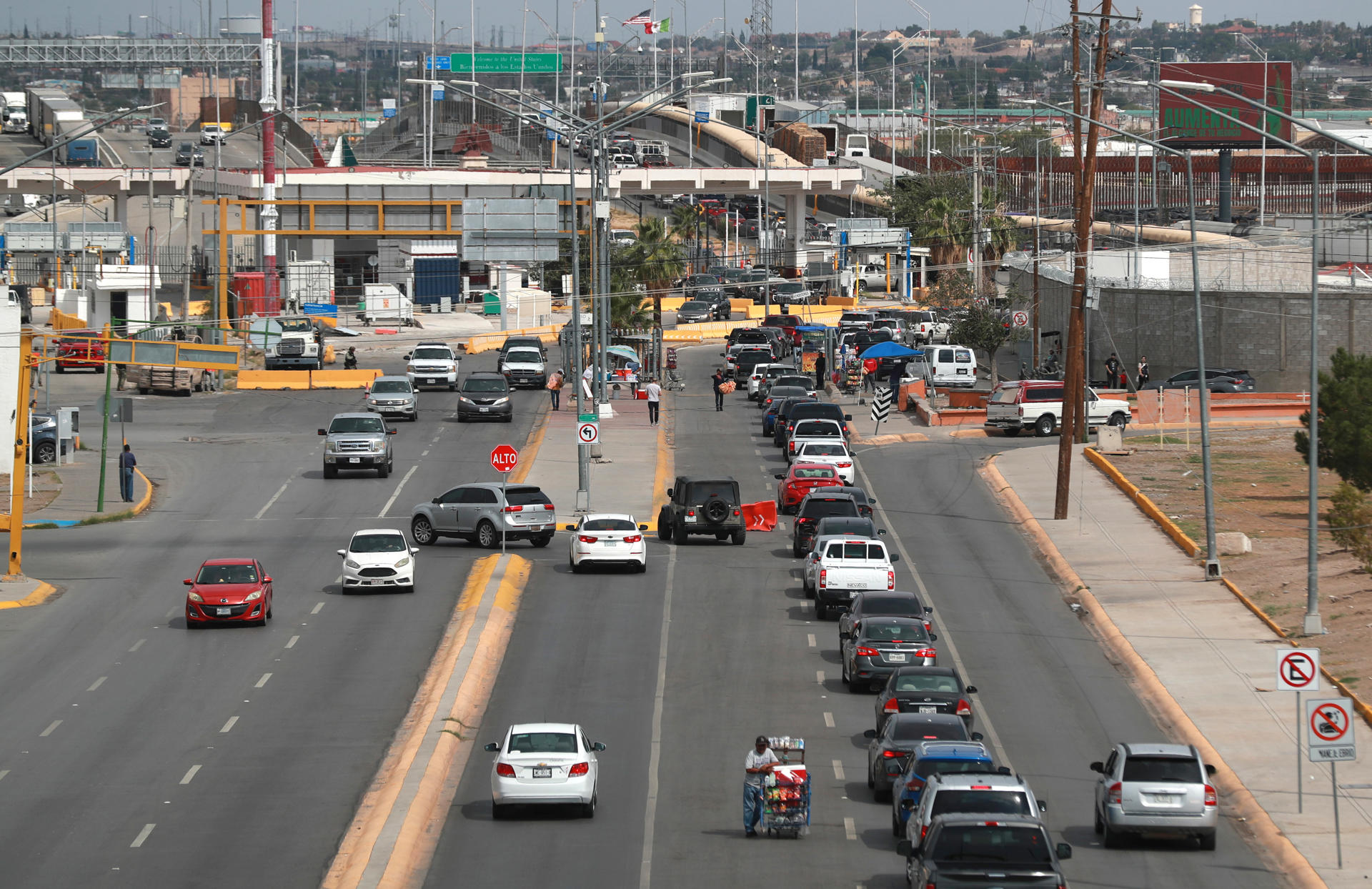 Personas hacen fila en sus vehículos en el puente Internacional Córdova de las Américas para cruzar a Estados Unidos este miércoles, en Ciudad Juárez Chihuahua (México). EFE/Luis Torres
