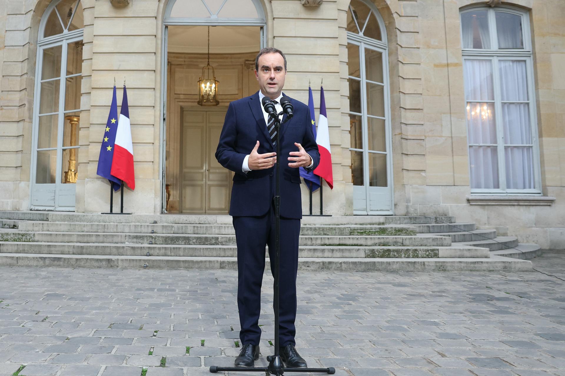 El primer ministro francés, Sébastien Lecornu, pronuncia una declaración en el Hotel Matignon en París, Francia, el 3 de octubre de 2025, antes de las consultas con los partidos políticos antes del anuncio del nuevo gobierno. (Francia) EFE/EPA/ALAIN JOCARD / POOL MAXPPP OUT
