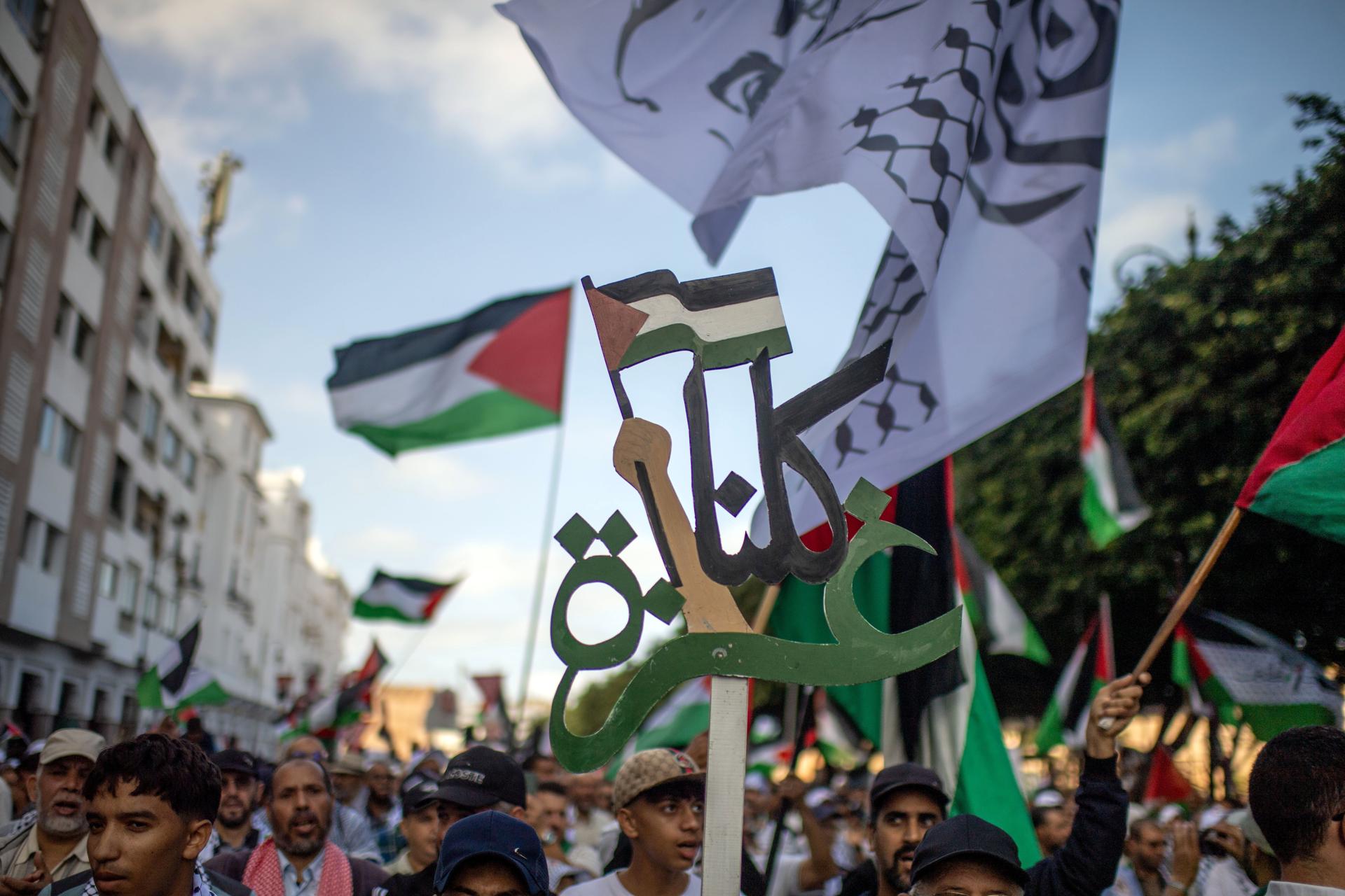 Personas participan en una manifestación en apoyo al pueblo palestino en Rabat, Marruecos EFE/EPA/JALAL MORCHIDI