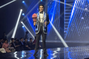 BANGKOK (Tailandia), 05/10/2025.- El español Alejandro Ortega celebra al ganar el concurso Mister Global 2025 este domingo, en Bangkok (Tailandia). "Han sido tres años muy duros. He luchado en el (nivel) provincial, en el nacional y ahora en el internacional. Llevo cuatro años ya en este mundo y estoy muy contento con mis compañeros y con la organización", dijo ante los medios Ortega, de 26 años y original de la Vall d'Uixó (Castellón), tras erigirse ganador entre los 37 concursantes de todo el mundo que competían por el título. EFE/ Jackree Bunyamethi / MÁXIMA CALIDAD DISPONIBLE