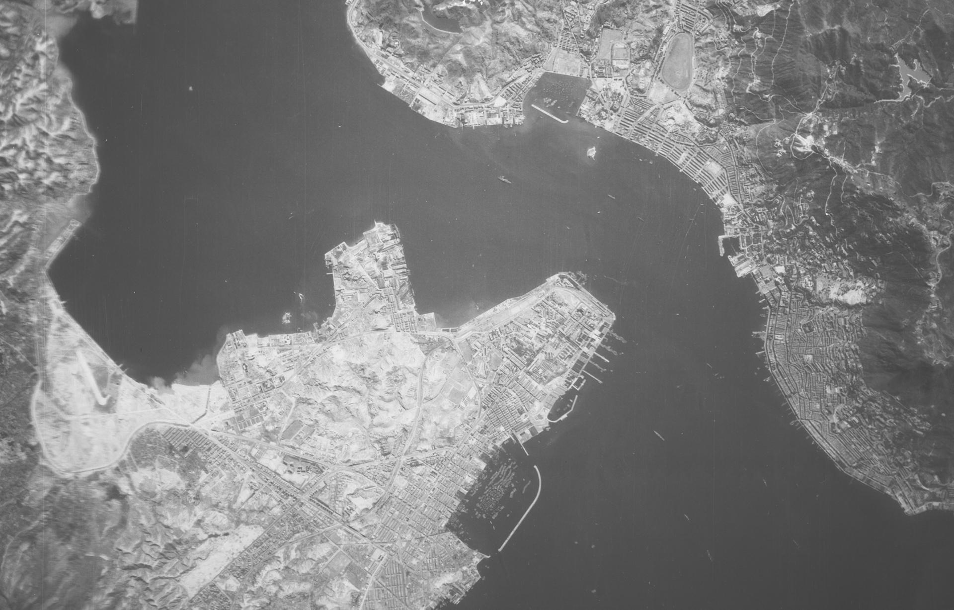 Fotografía aérea cedida por Hong Kong Spatial History Project / Hong Kong Baptist University de bombardeos sobre Hong Kong durante la II Guerra Mundial. EFE/ Hong Kong Spatial History Project / Hong Kong Baptist University /SOLO USO EDITORIAL/ NO VENTAS/ SOLO DISPONIBLE PARA ILUSTRAR LA NOTICIA QUE ACOMPAÑA (CRÉDITO OBLIGATORIO)