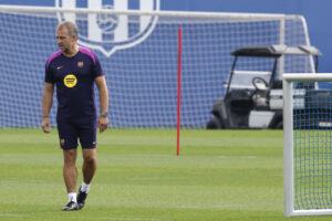 El entrenador del FC Barcelona, Hensi Flick durante el entrenamiento en la Ciudad Deportiva Joan Gamper para preparar el partido de liga ante el Sevilla FC en el Estadio Ramón Sánchez Pijuán. EFE/Toni Albir