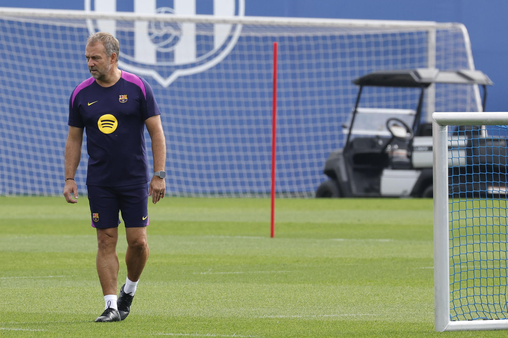 El entrenador del FC Barcelona, Hensi Flick durante el entrenamiento en la Ciudad Deportiva Joan Gamper para preparar el partido de liga ante el Sevilla FC en el Estadio Ramón Sánchez Pijuán. EFE/Toni Albir