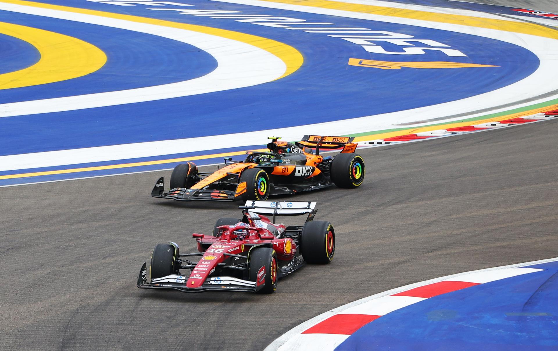Charles Leclerc (Ferrari) por delante de Lando Norris (McLaren), durante la tercera sesión de entrenamientos libres para el Gran Premio de Singapur de Fórmula Uno. EFE/EPA/FAZRY ISMAIL
