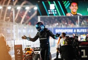 El inglés George Russell (Mercedes) en el Gran Premio de Singapur, el decimoctavo del Mundial de Fórmula Uno. EFE/EPA/FAZRY ISMAIL