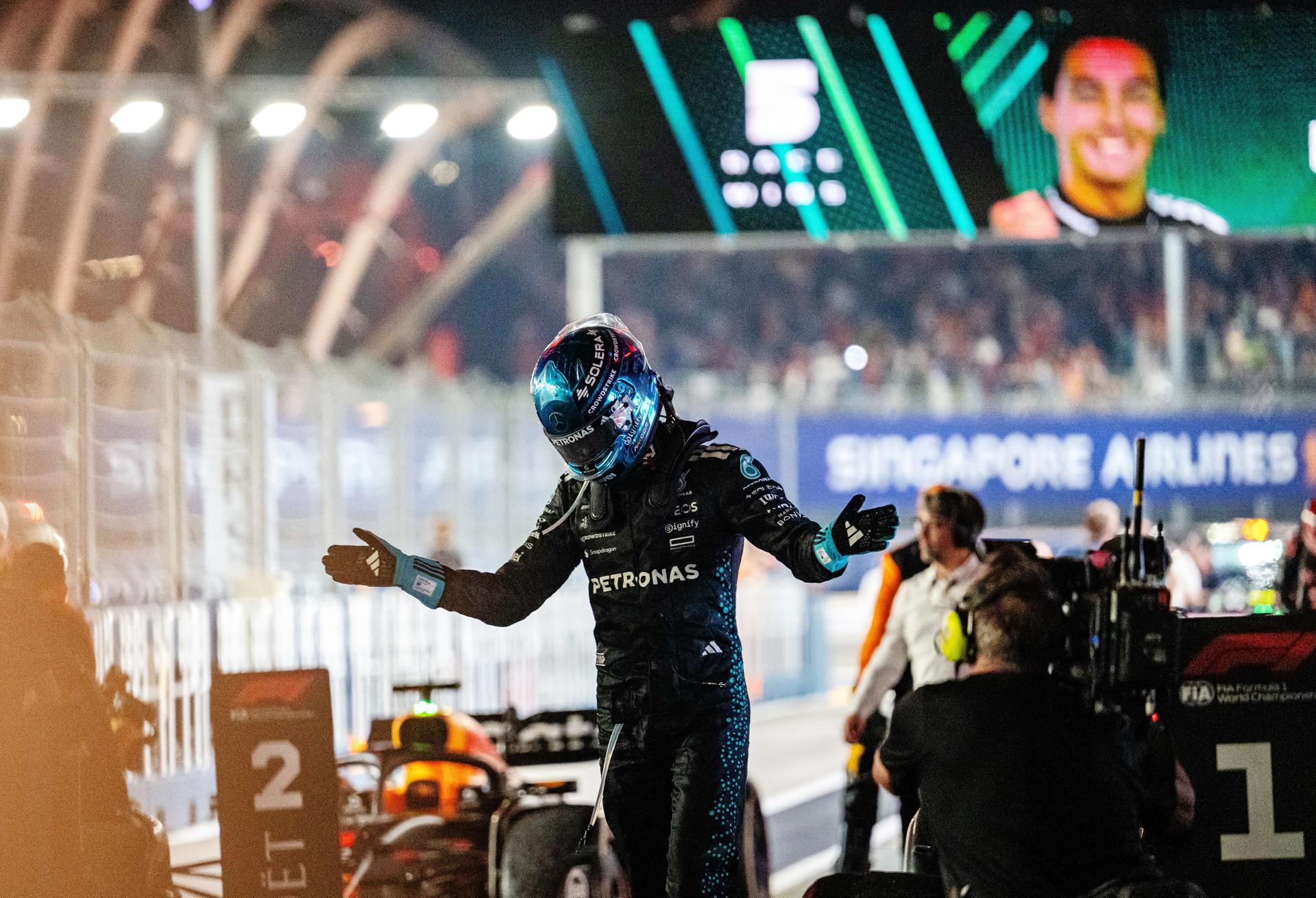 El inglés George Russell (Mercedes) en el Gran Premio de Singapur, el decimoctavo del Mundial de Fórmula Uno. EFE/EPA/FAZRY ISMAIL