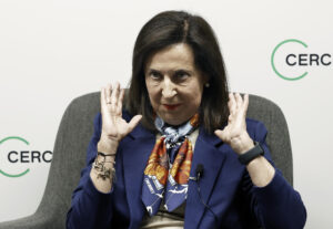 La ministra de Defensa, Margarita Robles, durante su participación este miércoles en un diálogo sobre la política de Defensa en el Cercle d'Economia de Barcelona, donde ha pedido "responsabilidad" a la Global Sumud Flotilla (GSF), que lleva alimentos y medicamentos a Gaza, ya que si entran en la zona de exclusión definida por Israel "pueden poner en riesgo la vida de muchas personas". EFE/Andreu Dalmau