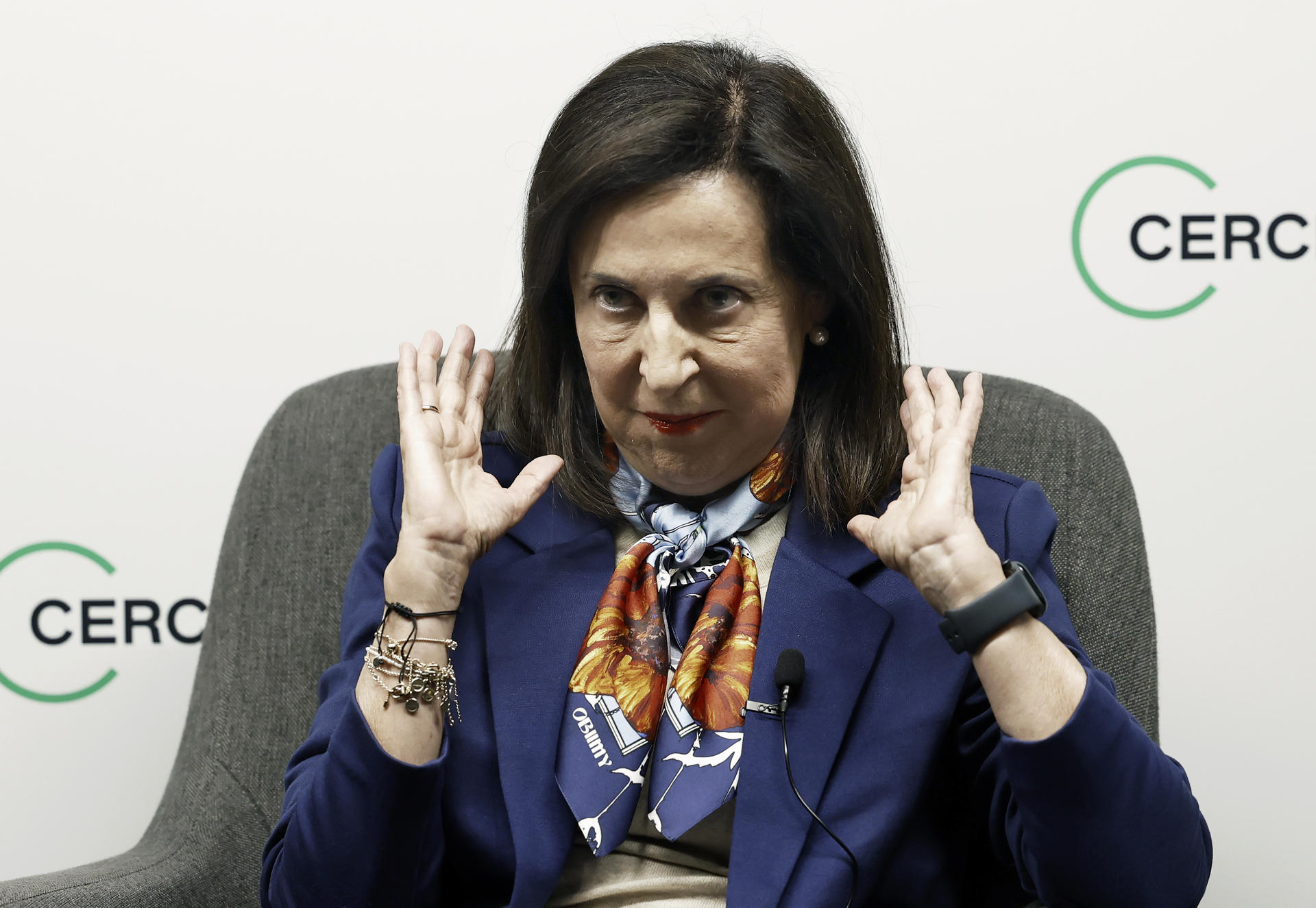 La ministra de Defensa, Margarita Robles, durante su participación este miércoles en un diálogo sobre la política de Defensa en el Cercle d'Economia de Barcelona, donde ha pedido "responsabilidad" a la Global Sumud Flotilla (GSF), que lleva alimentos y medicamentos a Gaza, ya que si entran en la zona de exclusión definida por Israel "pueden poner en riesgo la vida de muchas personas". EFE/Andreu Dalmau