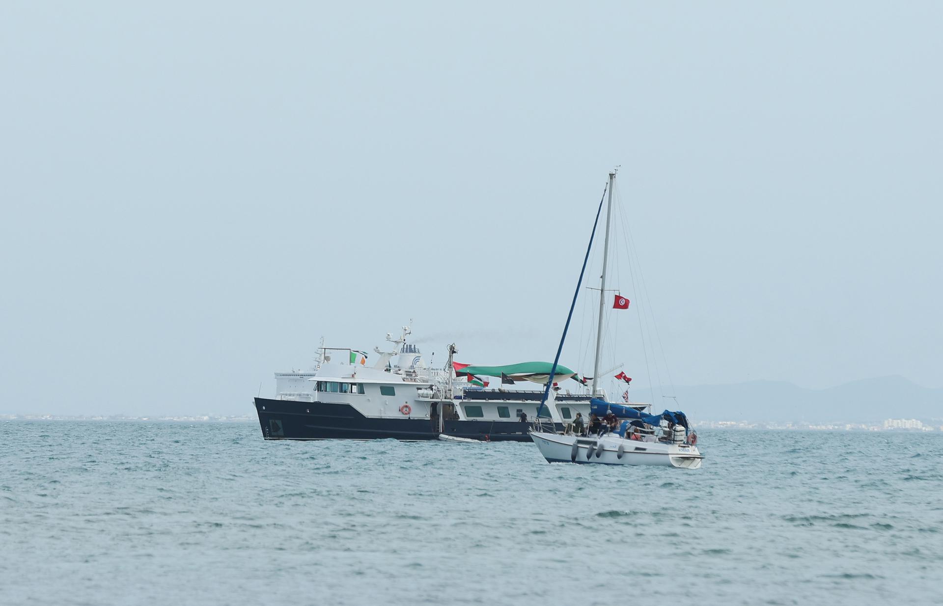 Un barco de la Flotilla Sumud en Sidi Bou Said, Túnez, el 7 de septiembre de 2025, en una parada de su viaje rumbo a Gaza. EFE/EPA/MOHAMED MESSARA