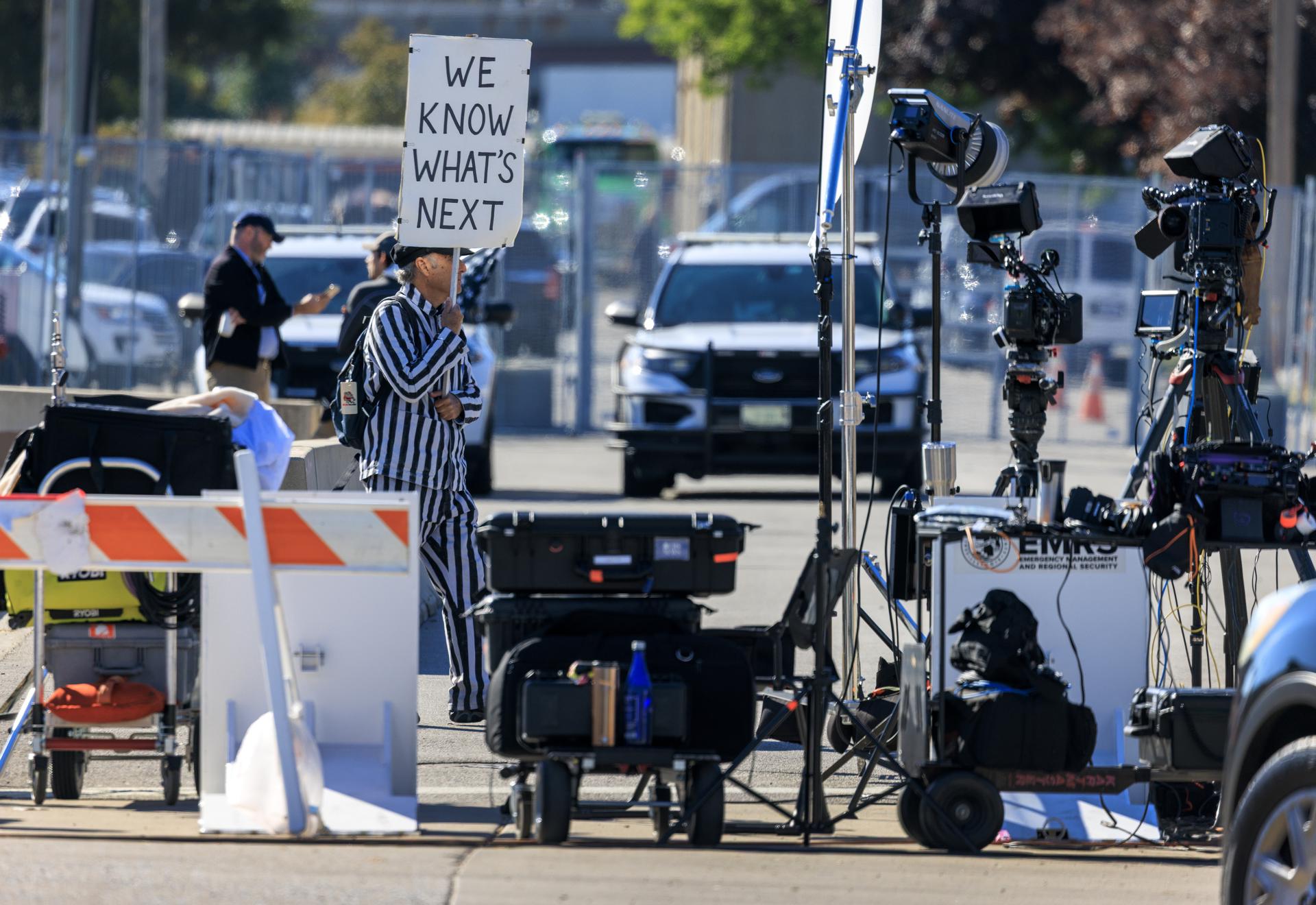 Activistas afuera del centro de detención de ICE en Broadview, Illinois, EE. UU., el 9 de octubre de 2025. EFE/EPA/CRISTOBAL HERRERA-ULASHKEVICH