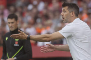 Foto de archivo del entrenador uruguayo Paulo Pezzolano, en su etapa en el Valladolid. EFE/José Manuel Vidal