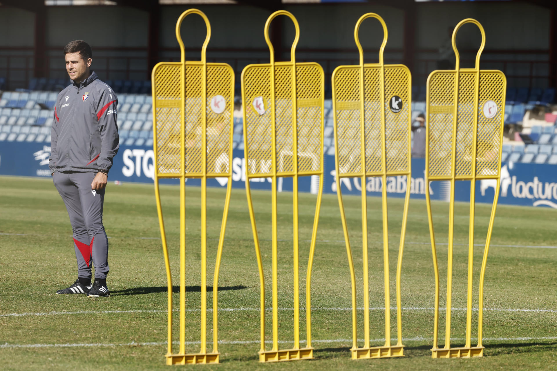 El entrenador de Osasuna Alessio Lisci, dirige en las instalaciones de Tajonar el entrenamiento del equipo rojillo antes de la entrevista con EFE en donde entre otras cuestiones hará un balance de la situación del equipo en este primer tramo de la temporada. EFE/ Jesús Diges
