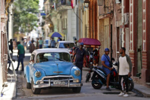 Personas hablan en una calle de La Habana (Cuba), en una fotografía de archivo. EFE/ Ernesto Mastrascusa