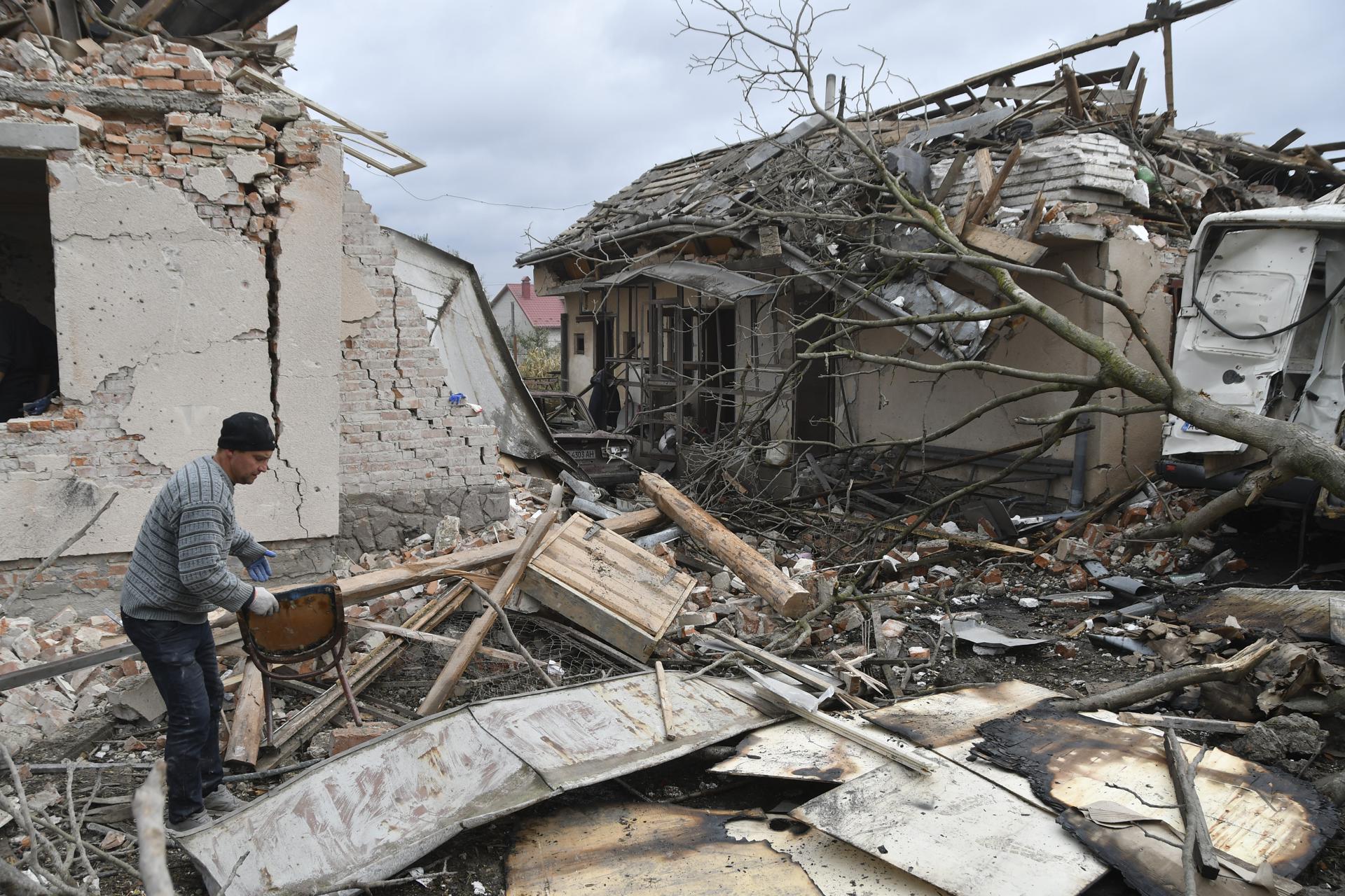 Un hombre evalúa los daños este domingo tras un ataque ruso en el pueblo de Lapoivka, cerca de Leópolis, en el oeste de Ucrania. EFE/EPA/MYKOLA TYS