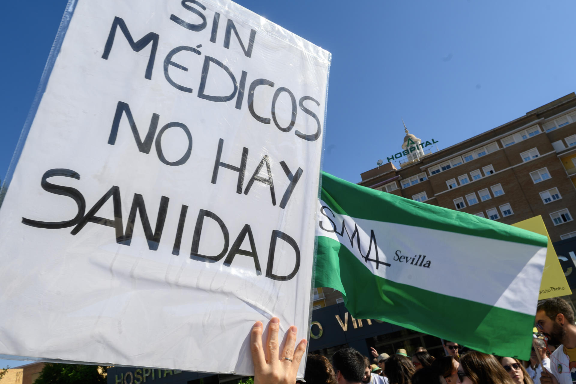 Participantes en la concentración de médicos convocada por el Sindicato Médico Andaluz (SMA) que se ha sumado a la de la Confederación Española de Sindicatos Médicos (CESM) de una huelga médica nacional, este viernes en el Hospital Virgen del Rocío de Sevilla. EFE/Raúl Caro