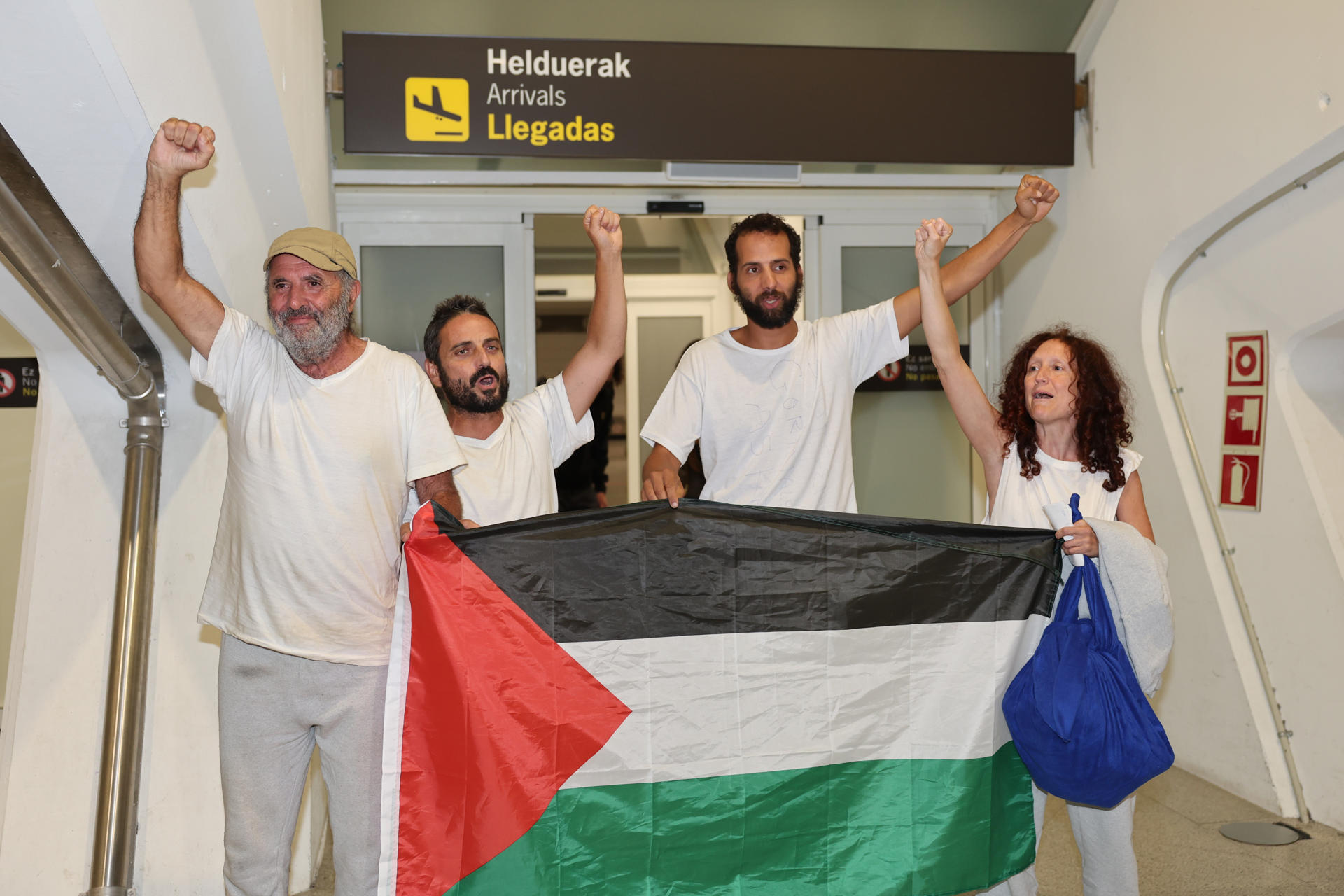 Llegada este lunes al aeropuerto de Bilbao de los cuatro activistas españoles que integraban la flotilla Global Sumud, en un vuelo procedente de Atenas. EFE/Luis Tejido