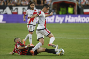 Sergio Camello (d), del Rayo Vallecano, pugna por el balón con Kamer Qaka, del Shkendija durante el partido de Liga Conferencia disputado este jueves entre ambos equipos en Madrid. EFE/Juanjo Martin