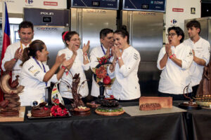 La repostera marroquí Chayma Boutkabout, de l'Atelier de Barcelona, ha ganado este viernes el II premio internacional de alta pastelería Paco Torreblanca a la Mejor Tarta de Chocolate del Mundo, dotado con 3.000 euros, con una creación de texturas equilibradas donde ha destacado por la complicación de llevar un toque de whisky ahumado. En la imagen Boutkabout (centro) en el momento de concoer el veredicto del jurado. EFE/Pep Morell