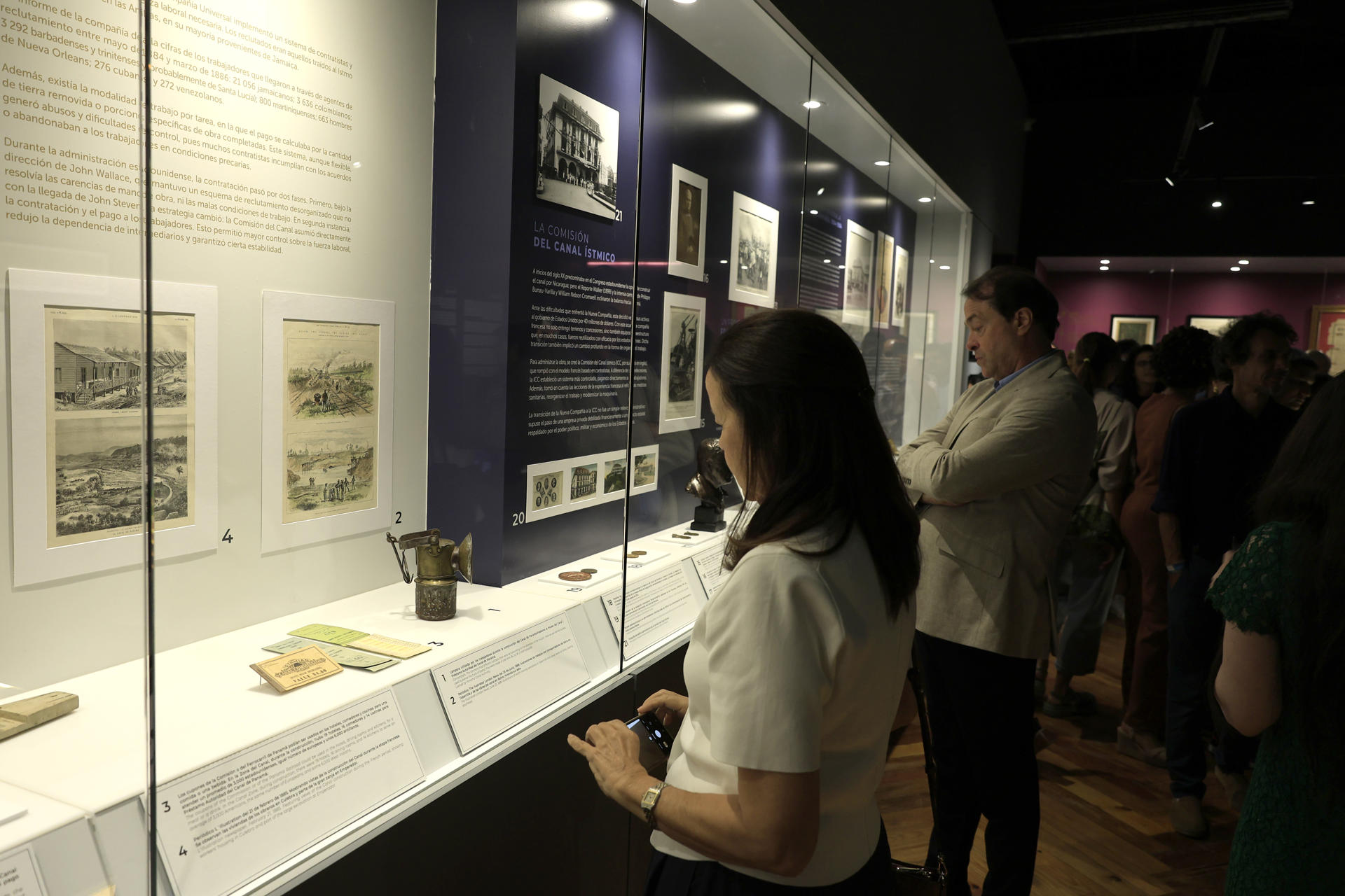 Personas asisten a la inauguración de la sala 'Construyendo el Canal de Panamá' este martes, en ciudad de Panamá (Panamá). EFE/ Bienvenido Velasco

