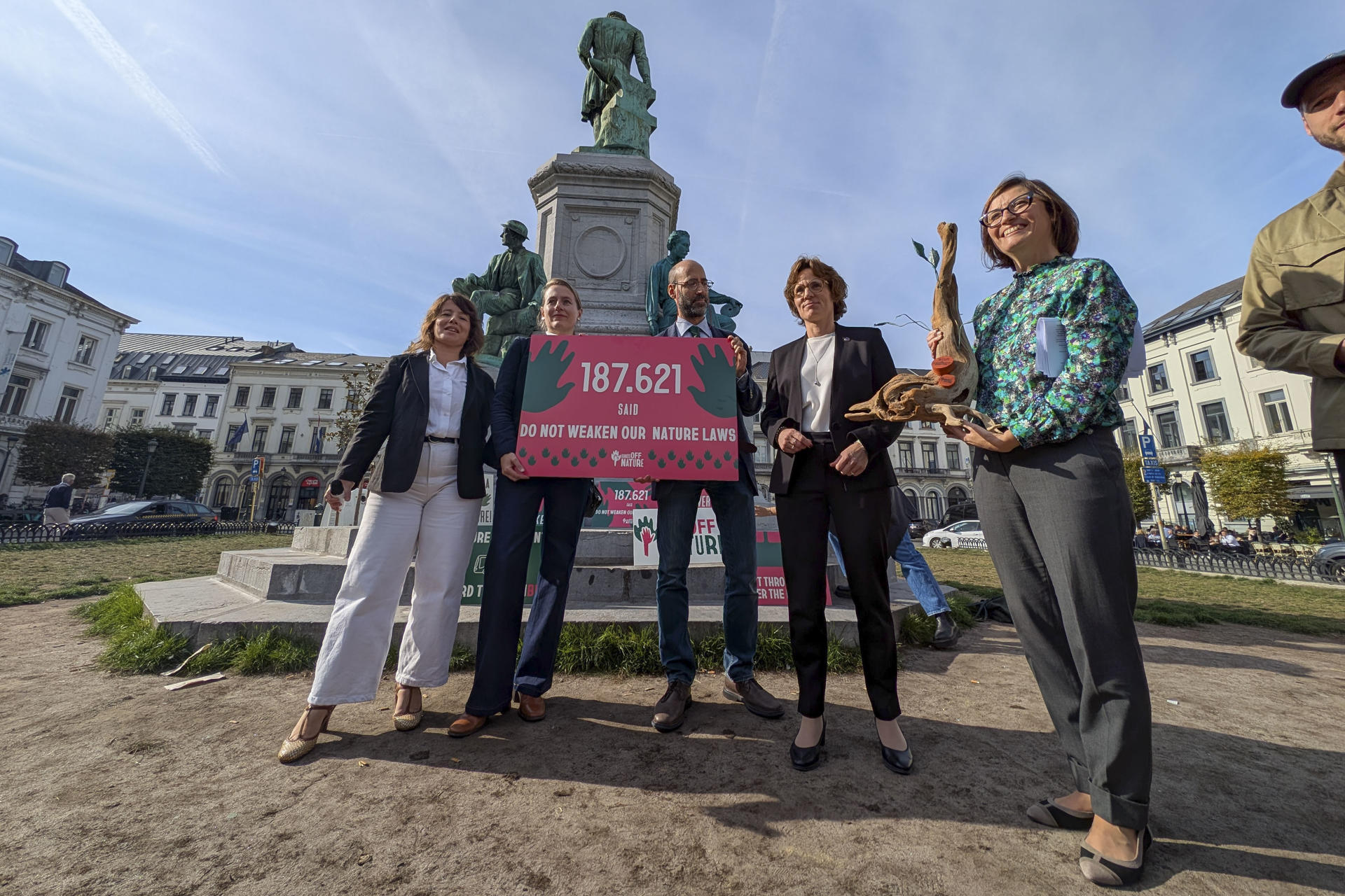 La comisaria europea de Medioambiente, Jessika Roswall, recibió este miércoles en mano, a través de organizaciones ecologistas, casi 200.000 mensajes de ciudadanos europeos reclamando que la simplificación legislativa que prepara el Ejecutivo comunitario no degrade las normas de protección ambiental. EFE/ Javier Albisu
